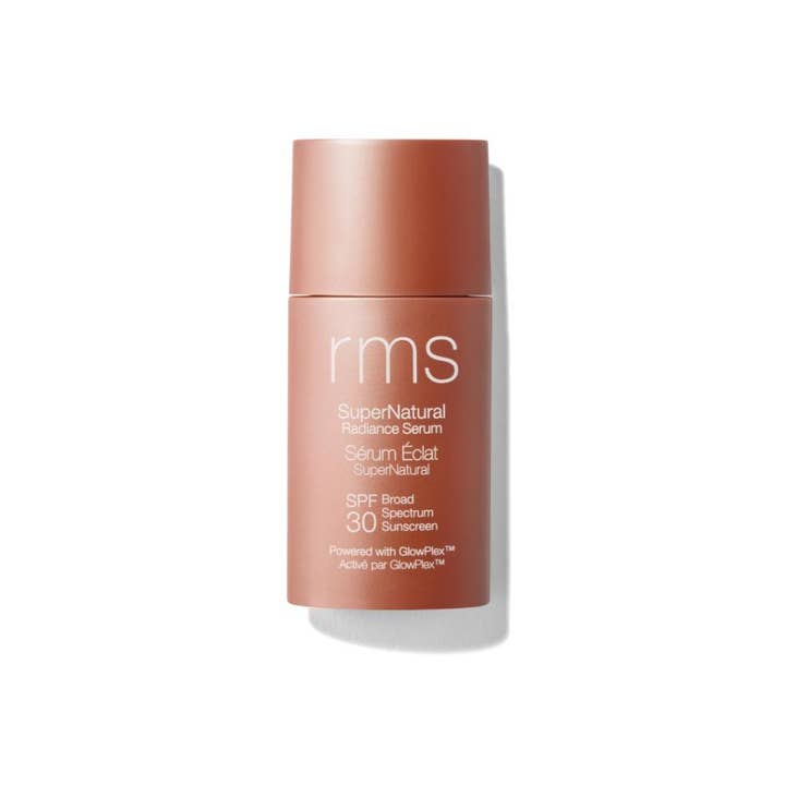 RMS Beauty SuperNatural Radiance Serum SPF 30 heleyttävä seerumi persikansävyisessä sylinteripullossa