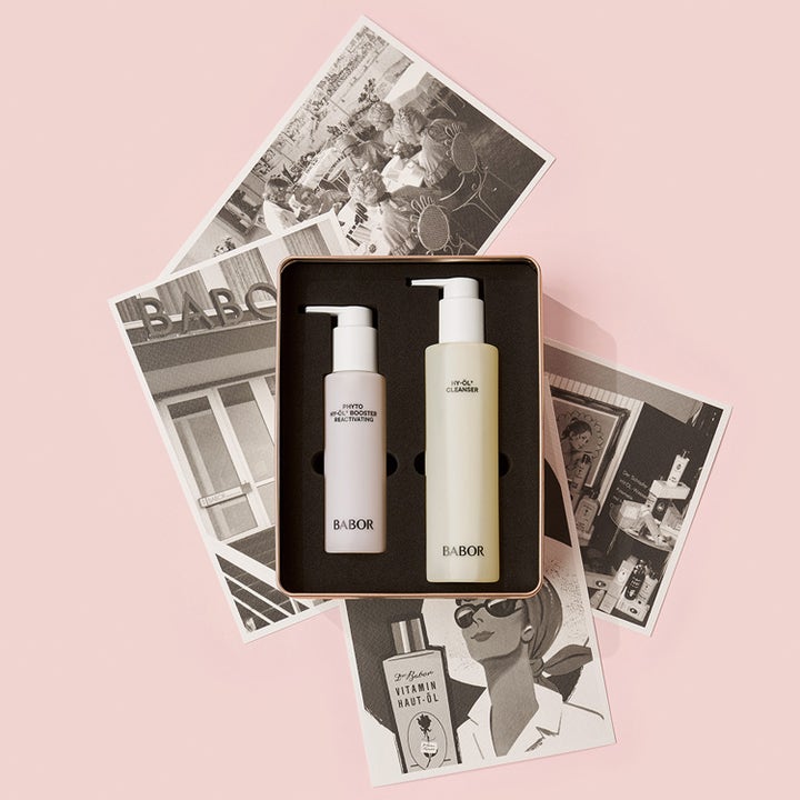 Babor Anniversary Set HY-ÖL & Phyto Reactivating 300 ml puhdistussetti lahjapakkauksessa retrokuvien ympäröimänä
