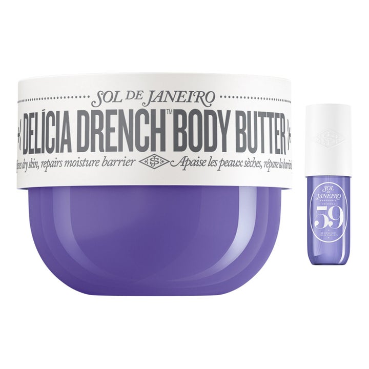 Sol de Janeiro Delícia Drench Body Butter ja Cheirosa 59 Perfume Mist kosteuttava duo liloissa pakkauksissa.