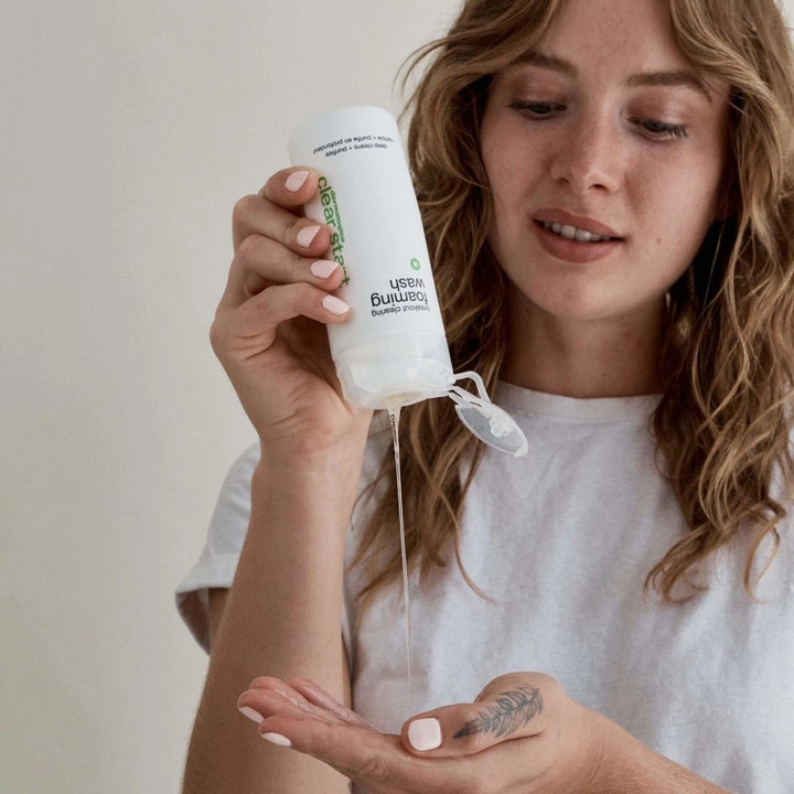 Dermalogica Breakout Clearing Foaming Wash 295 ml puhdistusvaahto nainen annostelee kirkasta geeliä valkoisesta pullosta