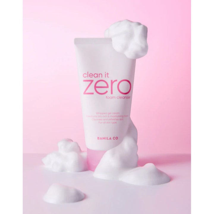Banila Co Clean It Zero Foam Cleanser 150 ml syväpuhdistava kasvojenpuhdistusaine ja pehmeää valkoista vaahtoa