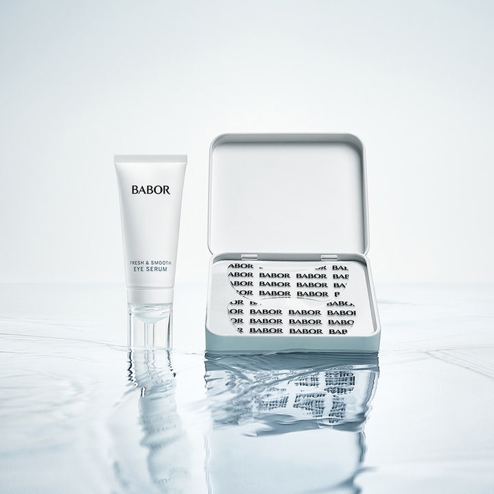 Babor Instant Fresh & Smooth Eye Serum 30 ml silmänympärysseerumi ja laput valkoisessa rasiassa veden päällä.
