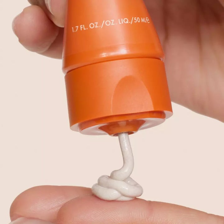Origins GinZing SPF40 Energy-Boosting Tinted Moisturizer 50 ml sävyttävä päivävoide ja vaaleaa tekstuuria.