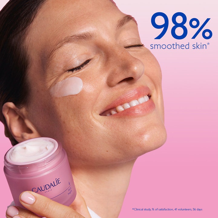 Caudalie Resveratrol-Lift 50 ml silottava yövoide vaaleanpunaisessa purkissa ja teksti 98% smoothed skin.