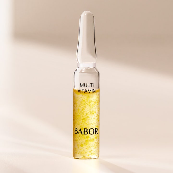 Babor Ampoule Multi Vitamin 14 ml kirkastava seerumi on keltainen vitamiinitiiviste läpinäkyvässä lasiampullissa.