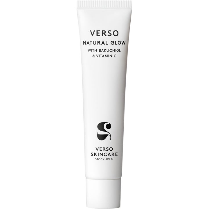 Verso Natural Glow heleyttävä kasvovoide bakuchiolilla ja C-vitamiinilla tyylikkäässä valkoisessa tuubissa