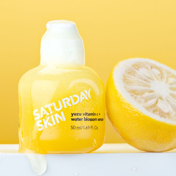 Saturday Skin Yuzu Vitamin C + Water Blossom Serum 50 ml kirkastava seerumi ja halkaistu yuzu-hedelmä