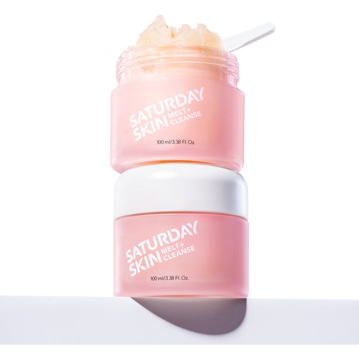 Saturday Skin Melt + Cleanse 100 ml puhdistuspalsami vaaleanpunaisessa purkissa, josta näkyy sorbettimainen koostumus.