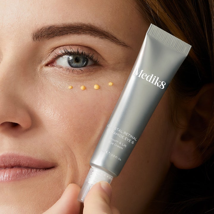 Medik8 Crystal Retinal Ceramide Eye 10 15 ml silmänympärysvoide levitettynä pisteinä silmän alle.