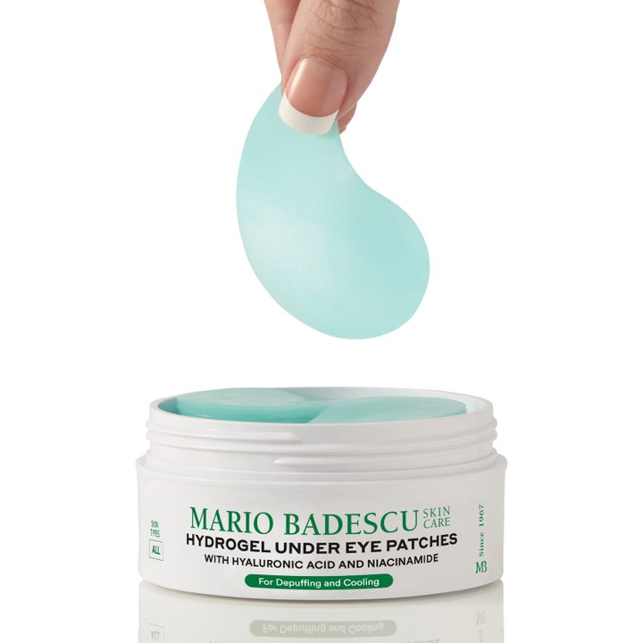 Mario Badescu Hydrogel Under Eye Mask 60 kpl viilentävät silmänympärysnaamiot. Turkoosi lappu nostettuna valkoisesta purkista.
