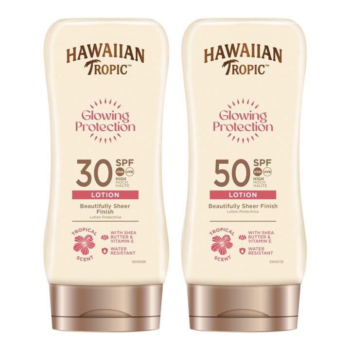 Hawaiian Tropic Glowing Protection SPF 50 ja 30 aurinkovoide kaksi vaaleaa muovipulloa joissa on pronssiset korkit