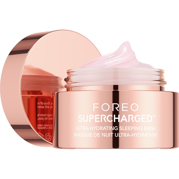 FOREO SUPERCHARGED Ultra-Hydrating Sleeping Mask 75 ml yönaamio ruusukultaisessa purkissa vaaleanpunaisella voiteella.