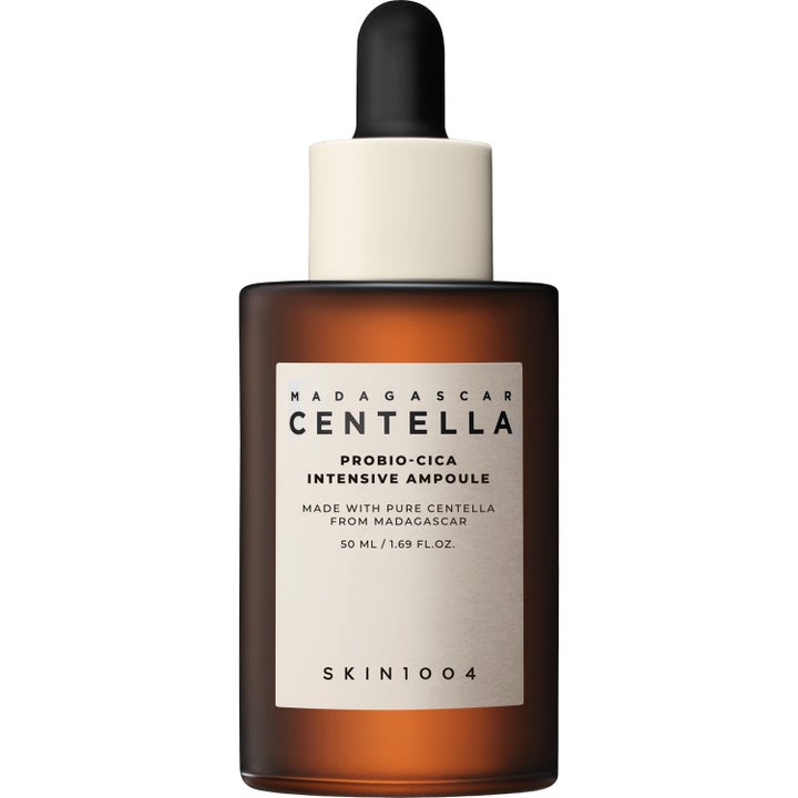 SKIN1004 Madagascar Centella Probio-Cica Intensive Ampoule 50 ml vahvistava seerumi ruskeassa lasipullossa pipetillä.