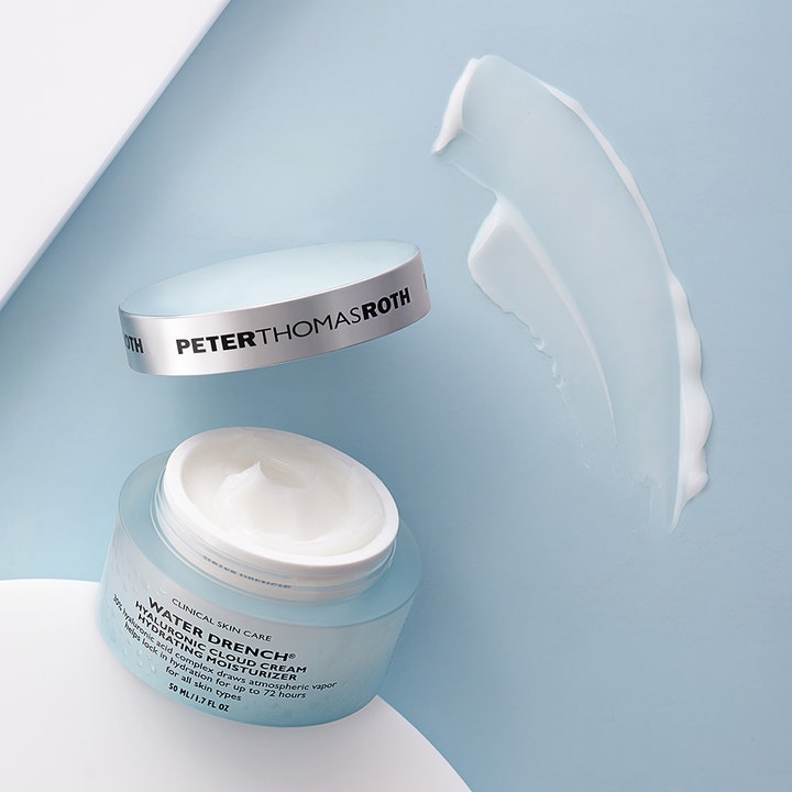 Peter Thomas Roth Water Drench Cloud Cream 50 ml kosteuttava kasvovoide avatussa purkissa ja valkoinen voidenäyte.