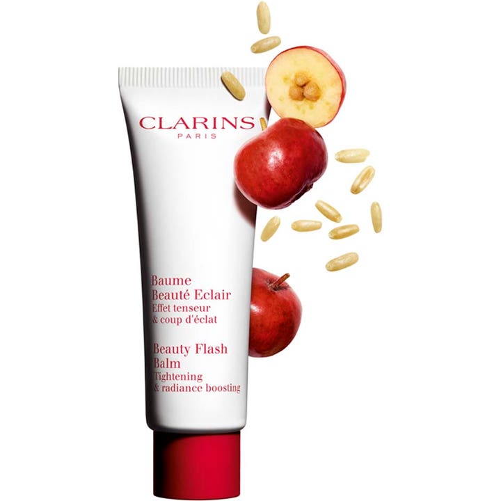 Clarins Beauty Flash Balm 50 ml kirkastava kasvovoide tuubissa, jonka vieressä on punaisia acerola-kirsikoita.