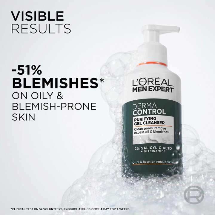 L'Oréal Paris Men Expert Derma Control 310 ml puhdistusgeeli hillitsee epäpuhtauksia valkoisessa pullossa vaahdon keskellä.