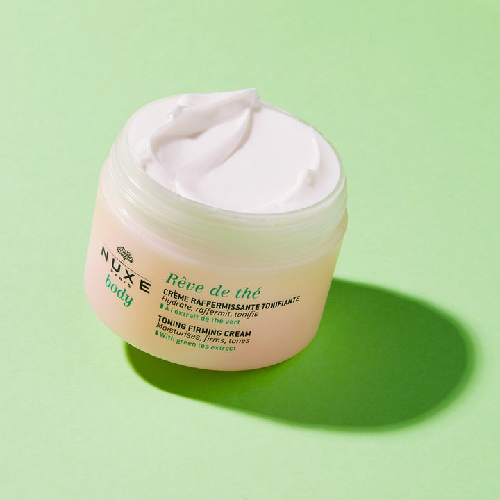 Nuxe Body Reve De Thé Firming Cream 200 ml kiinteyttävä vartalovoide pehmeässä ja valkoisessa tekstuurissa.