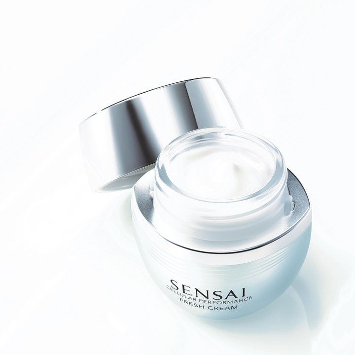 Sensai Cellular Performance Fresh Cream 40 ml kosteuttava päivävoide hopeakantisessa purkissa, jossa näkyy pehmeä voidekoostumus.