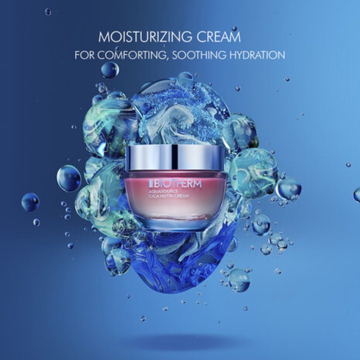 Biotherm Aquasource Cica Nutri 50 ml rauhoittava kasvovoide pinkissä lasipurkissa sinisten vesiroiskeiden keskellä.