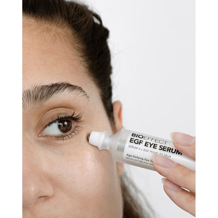 Bioeffect EGF Eye Serum 6 ml virkistää silmänympäryksiä levitettäessä iholle viilentävällä metallikuulalla.