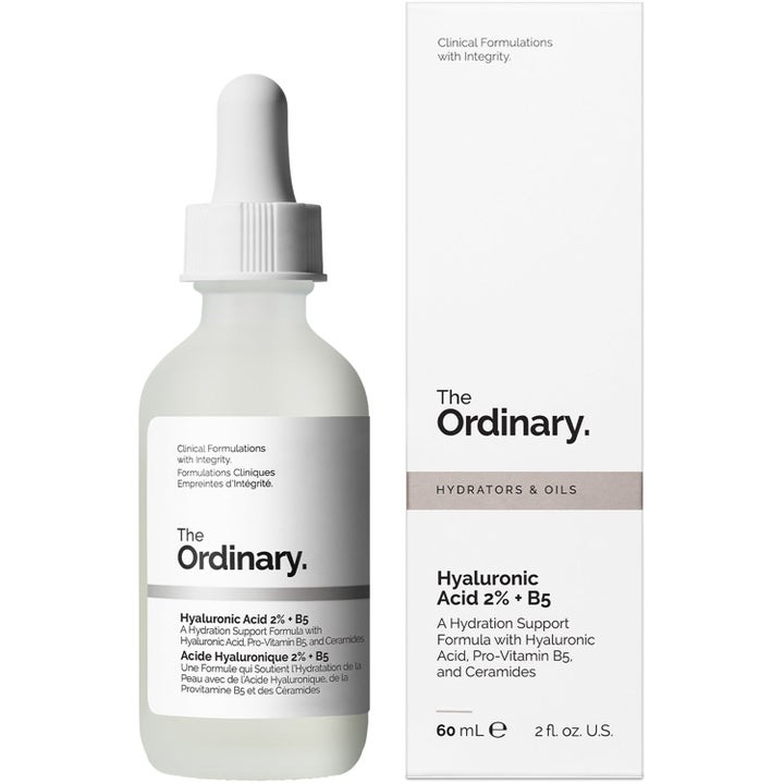 The Ordinary Hyaluronic Acid 2% + B5 60 ml kosteuttava seerumi huurteisessa lasipullossa ja valkoinen pakkaus.