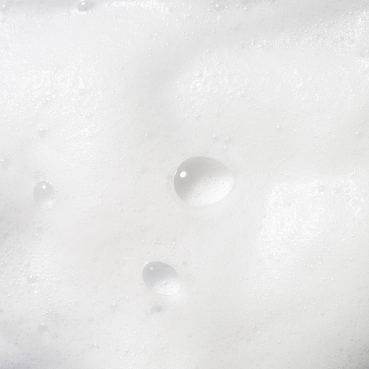 IDUN Minerals Cleansing Face & Eye Mousse 150 ml puhdistusvaahto on ilmavaa ja pehmeää valkoista vaahtoa