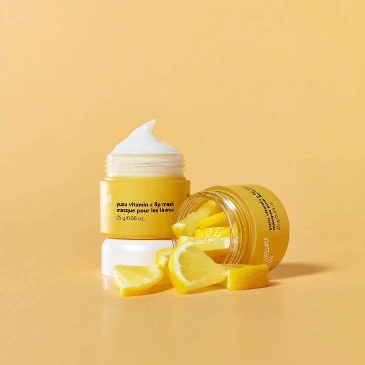 Saturday Skin Yuzu Vitamin C Lip Mask 25 g kirkastava huulinaamio keltaisessa purkissa yuzu-hedelmien kanssa.