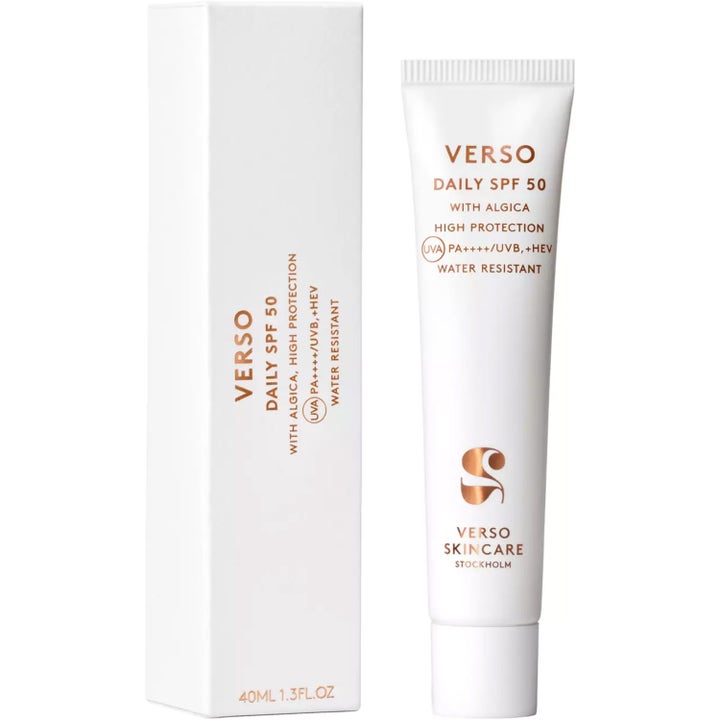 Verso Daily SPF 50 With Algica 40 ml suojaava päivävoide valkoisessa tuubissa ja pakkauksessa kuparinvärisellä tekstillä.