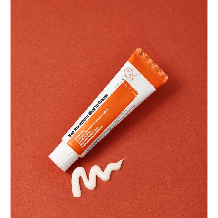 Purito Sea Buckthorn Vital 70 Cream 50 ml kirkastava kasvovoide oranssissa tuubissa vaalealla voidekoostumuksella