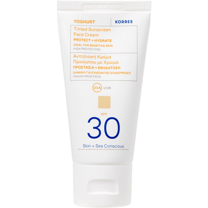 Korres Yoghurt Tinted Sunscreen Face Cream SPF 30 kosteuttava kasvojen aurinkovoide valkoisessa tuubissa.