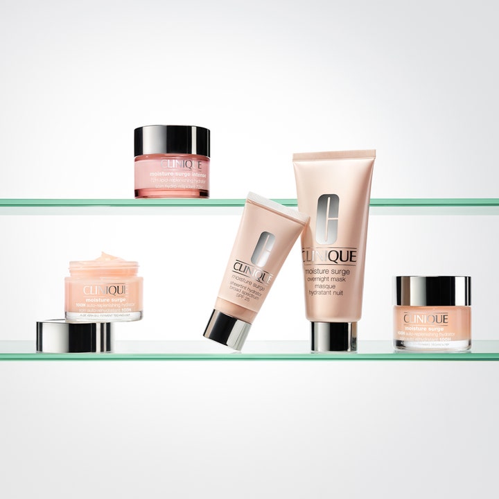 Clinique Moisture Surge 100H 125 ml kosteuttava kasvovoide ja muita sarjan tuotteita lasihyllyillä.