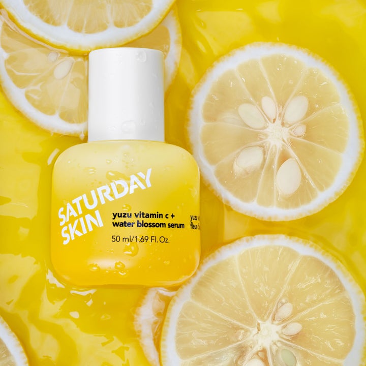 Saturday Skin Yuzu Vitamin C + Water Blossom Serum 50 ml kirkastava seerumi keltaisessa pullossa yuzu-viipaleiden seassa