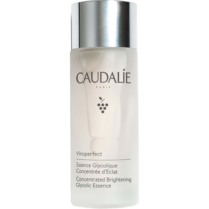 Caudalie Vinoperfect 150 ml heleyttävä hoitoneste glykolihapolla huurteisessa lasipullossa hopeisella korkilla.