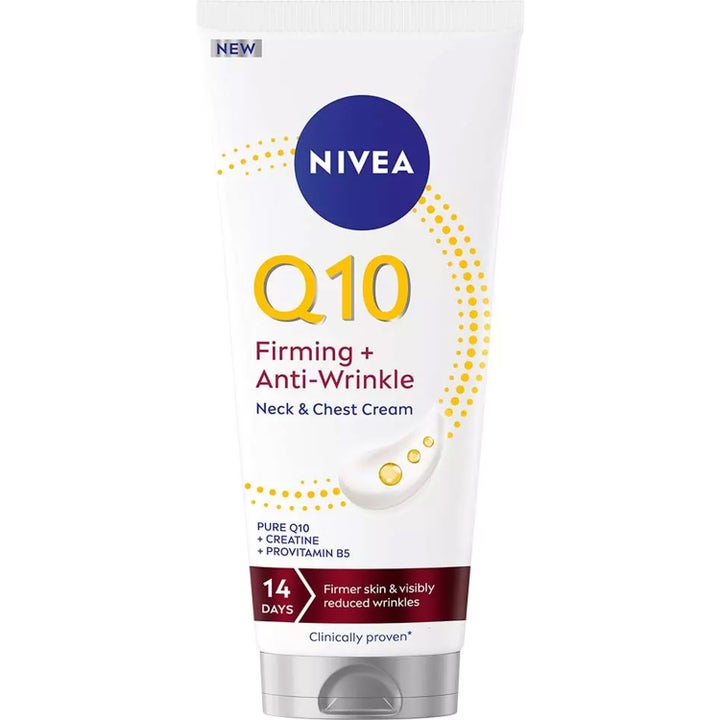 Nivea Q10 Firming + Anti-Wrinkle 50 ml kaula- ja dekolteevoide valkoisessa tuubissa keltaisin yksityiskohdin.