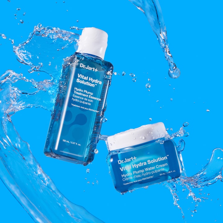 Dr.Jart+ Vital Hydra Solution Hydro Plump Treatment Essence 150 ml kosteuttava hoitoneste ja voide vesiroiskeiden keskellä.