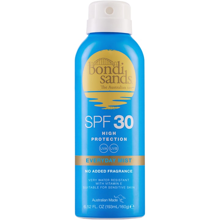 Bondi Sands SPF 30 Everyday Mist 193 ml aurinkosuoja suojaa ihoa sinisessä suihkepullossa valkoisella korkilla.