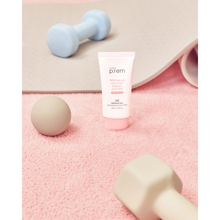 Make Prem UV Defense Me Calming Tone Up Sun Screen 50 ml rauhoittava aurinkovoide treenivälineiden kanssa