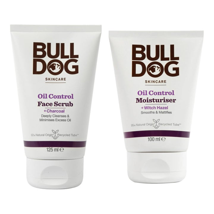 Bulldog Oil Control Face Scrub 125 ml ja Moisturiser 100 ml puhdistaa ja mattaa ihoa kahdessa valkoisessa tuubissa.