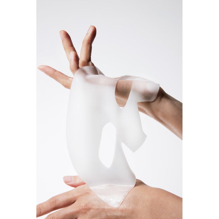 Biodance Hydro Cera-Nol Real Deep Mask 136 g rauhoittava sheet mask on täyteläinen valkoinen hydrogeelinaamio kädessä
