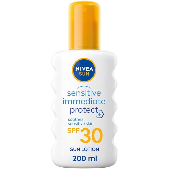 Nivea Sun Sensitive Immediate Protect 200 ml aurinkosuoja rauhoittaa ihoa valkoisessa aaltomaisessa pullossa.