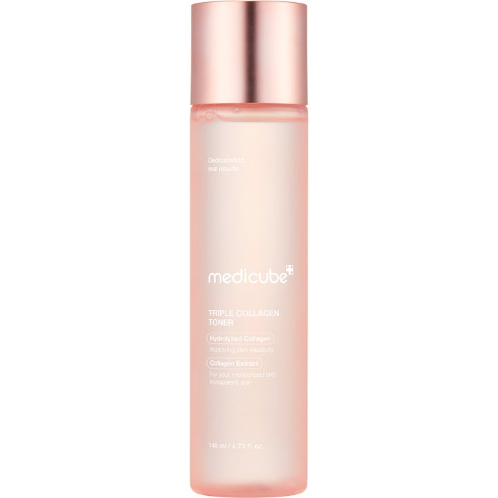 Medicube Triple Collagen Toner 140 ml kimmoisuutta lisäävä kasvovesi vaaleanpunaisessa pullossa ruusukultaisella korkilla