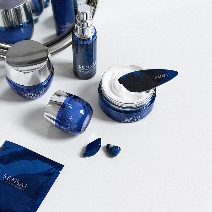 Sensai Cellular Performance Extra Intensive Cream 40 ml elvyttävä kasvovoide tummansinisissä hopeakantisissa purkeissa.