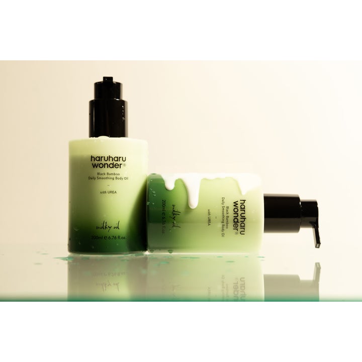 Haruharu Wonder Black Bamboo Daily Smoothing Body Oil 200 ml vartaloöljy kahdessa vaaleanvihreässä pumppupullossa.