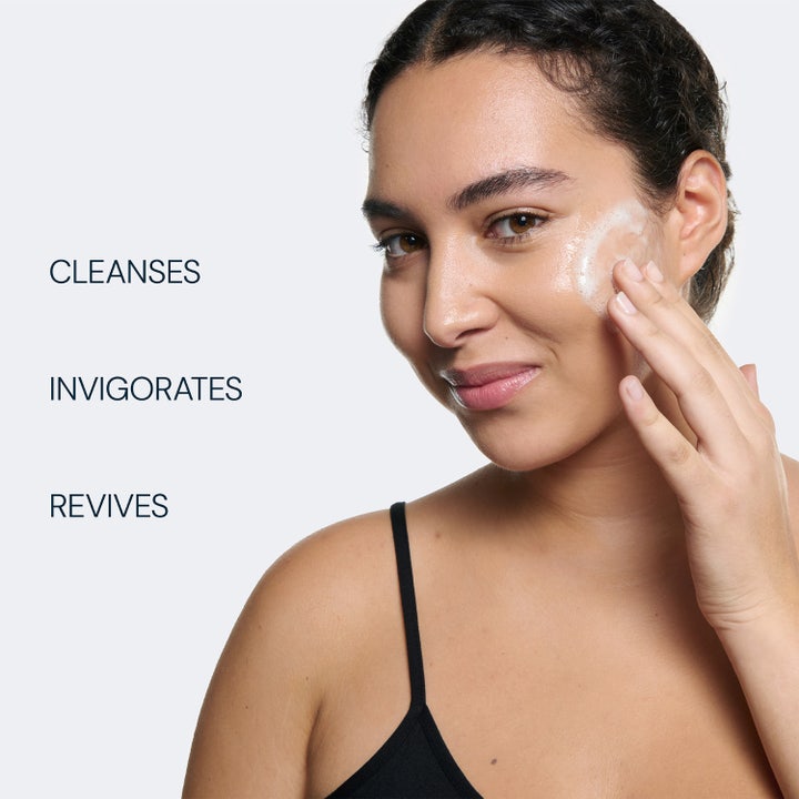 Elemis Pro-Collagen Energising Marine Cleanser 150 ml puhdistusgeeli turkoosissa pullossa ja ainesosien tiedot.