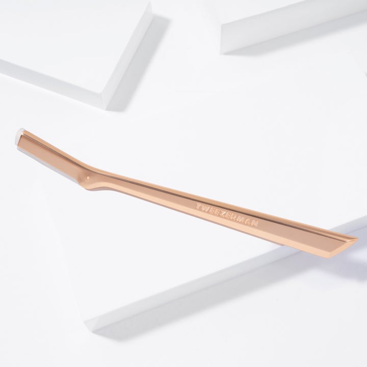 Tweezerman Facial Razor 1 kpl kasvojen karvanpoistoon ruusukultainen metallinen varsi valkoisella taustalla
