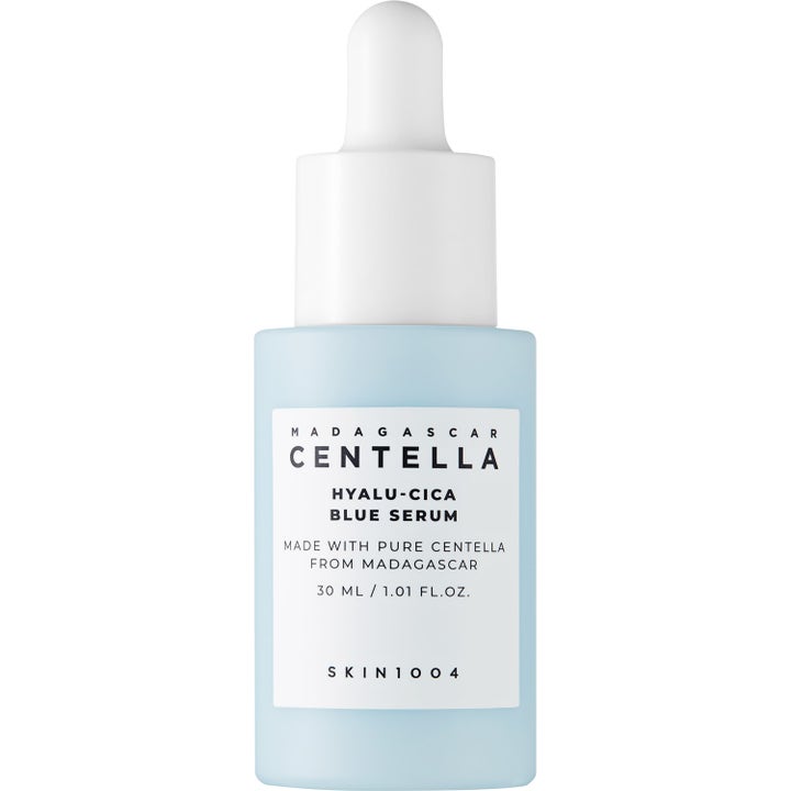 SKIN1004 Madagascar Centella Hyalu-Cica Blue Serum 30 ml kosteuttava seerumi vaaleansinisessä pullossa valkoisella korkilla.