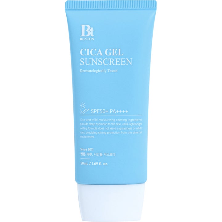 Benton Cica Gel Sunscreen 50 ml rauhoittava aurinkovoide kosteuttaa ihoa vaaleansinisessä tuubissa valkoisella korkilla.
