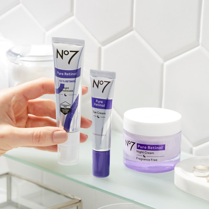 No7 Pure Retinol Eye Cream 15 ml silmänympärysvoide hopeisessa tuubissa kylpyhuoneen lasihyllyllä.