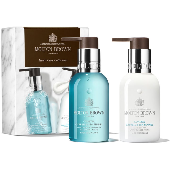 Molton Brown Coastal Cypress & Sea Fennel 2x300 ml käsisetti sisältää sinisen ja valkoisen pumppupullon marmoripakkauksessa.