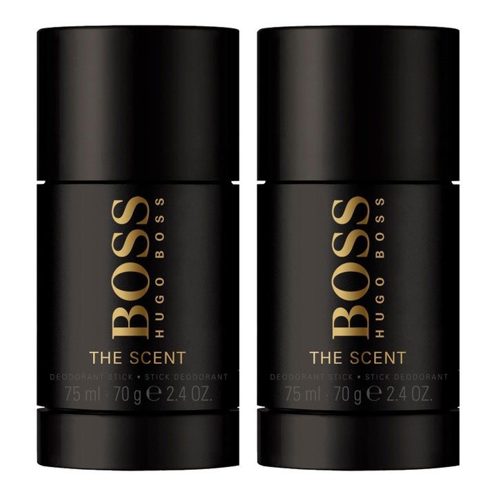 Hugo Boss The Scent 75 ml deodoranttipuikko antaa raikkauden kahdessa tyylikkäässä mustassa ja kultaisessa pakkauksessa.